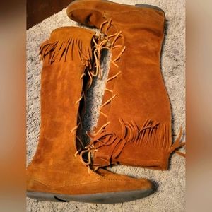 Minnetonka Front Lace Knee-High Moccasin Boots in Brown Women's size 9